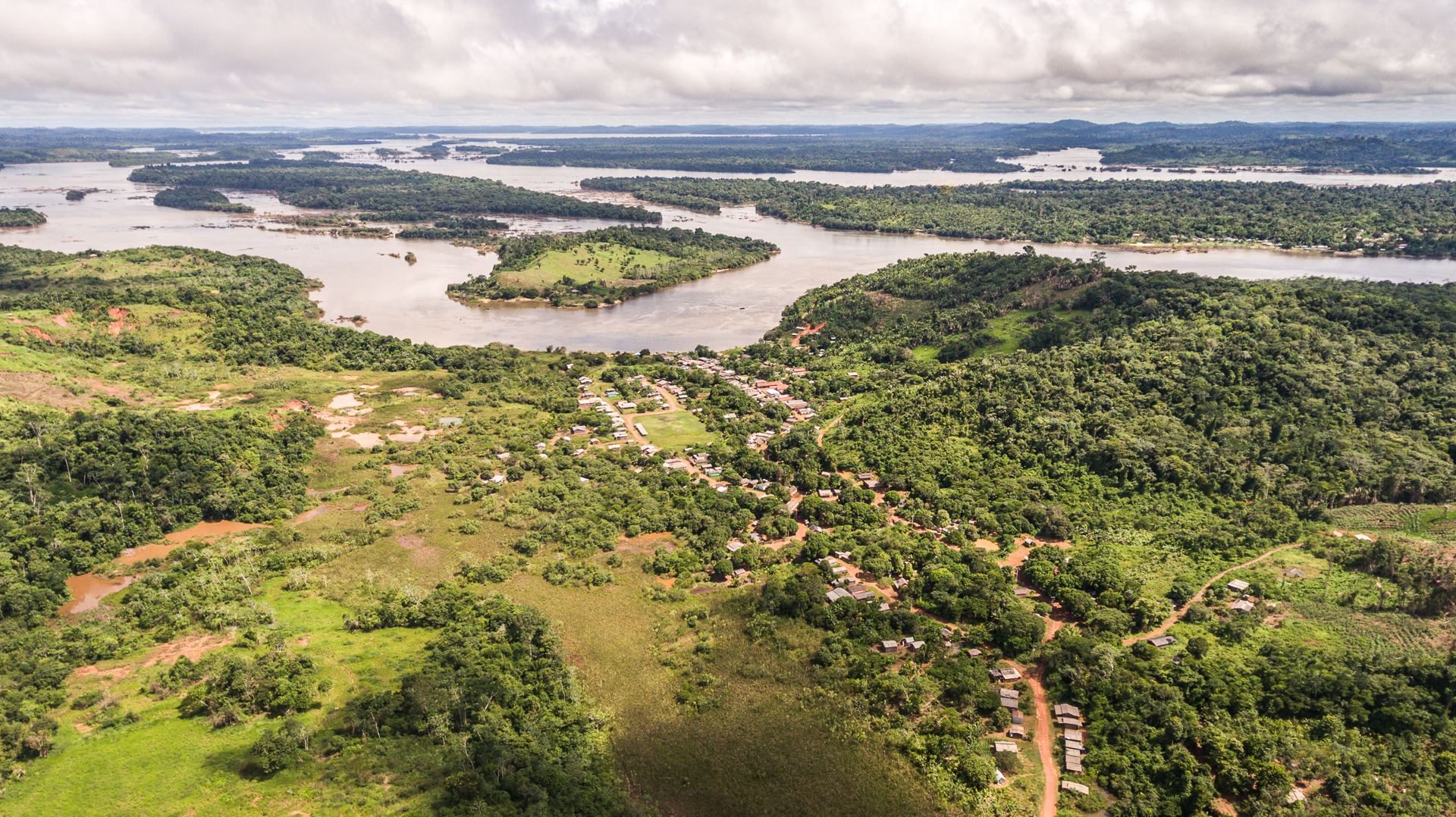 Aerial view of the Volta Grande (Big Bend) region of the Xingu and the Vila da Ressaca community, which is threatened by Belo Sun. Photo: Cícero Pedrosa Neto/ Amazon Watch