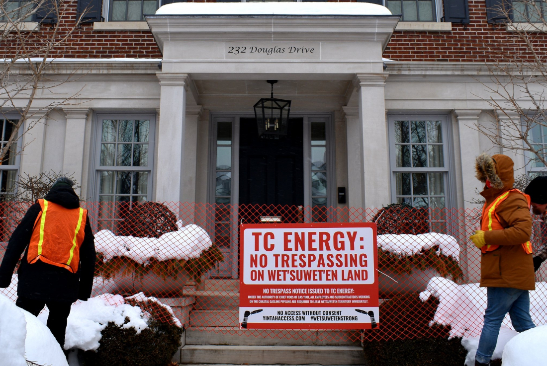 Sign placed on orange construction mesh in front of Siim Vanaselja's house, reading "TC ENERGY: NO TESPASSING ON WET'SUWET'EN LAND". Photo credit: World BEYOND War Canada